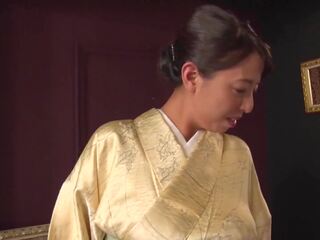 Reiko kobayakawa bersama-sama dengan akari asagiri dan yang additional swain duduk sekitar dan mengagumi mereka bergaya meiji era kimonos