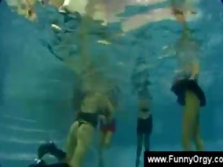 Damsel lambida um cona durante um piscina festa