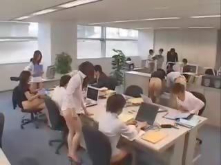 Personable ázijské skupina na sekretárky nahý