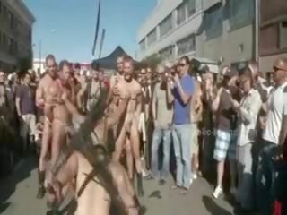 Público plaza con stripped hombres prepared para salvaje coarse violent homosexual grupo sucio película película