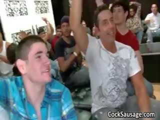 Bündel von betrunken homosexuell youths gehen verrückt im klub 2 von cocksausage
