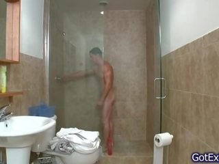 Quente musculosa juvenil a masturbar sob duche